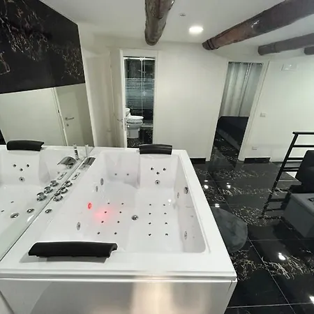 Giovanni Luxury Suites Apartment