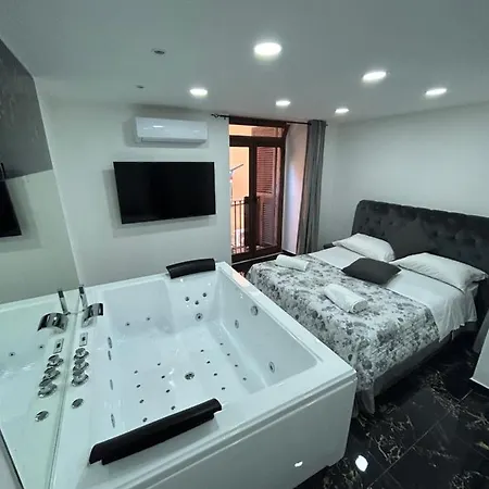 Giovanni Luxury Suites Apartment *