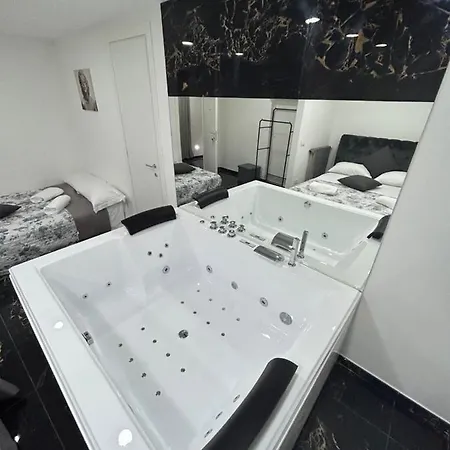 Giovanni Luxury Suites Apartment *
